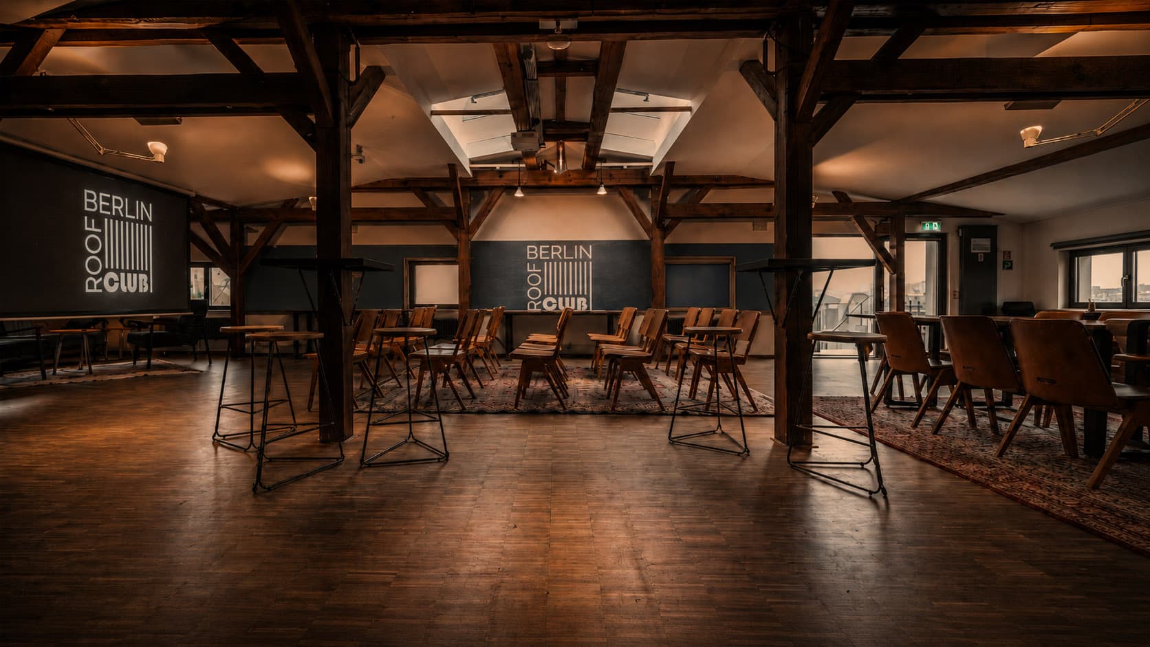 Innenraum mit Holzbalken und Bestuhlung für Meetings und Workshops