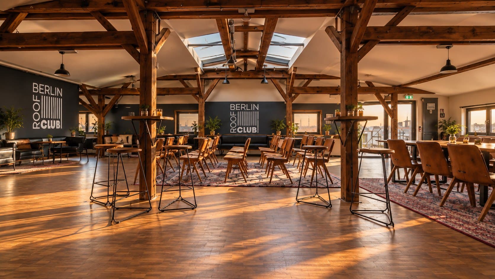 Innenraum mit Holzbalken und Bestuhlung für Meetings und Workshops