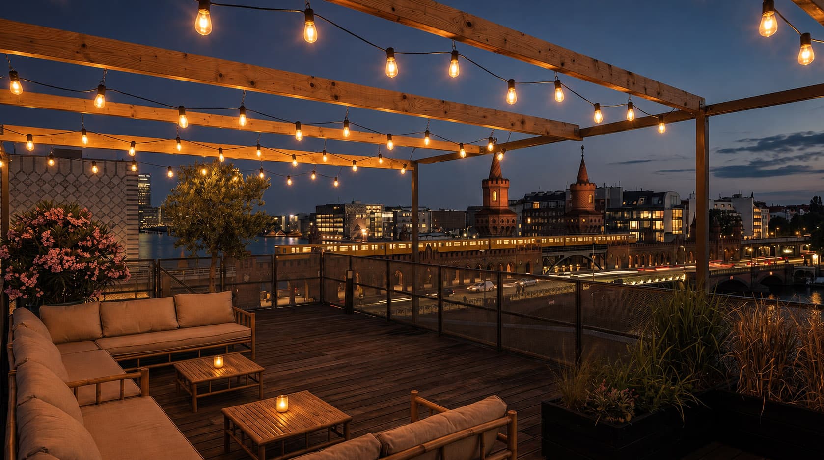 Rooftop-Terrasse zur blauen Stunde mit Lichterketten