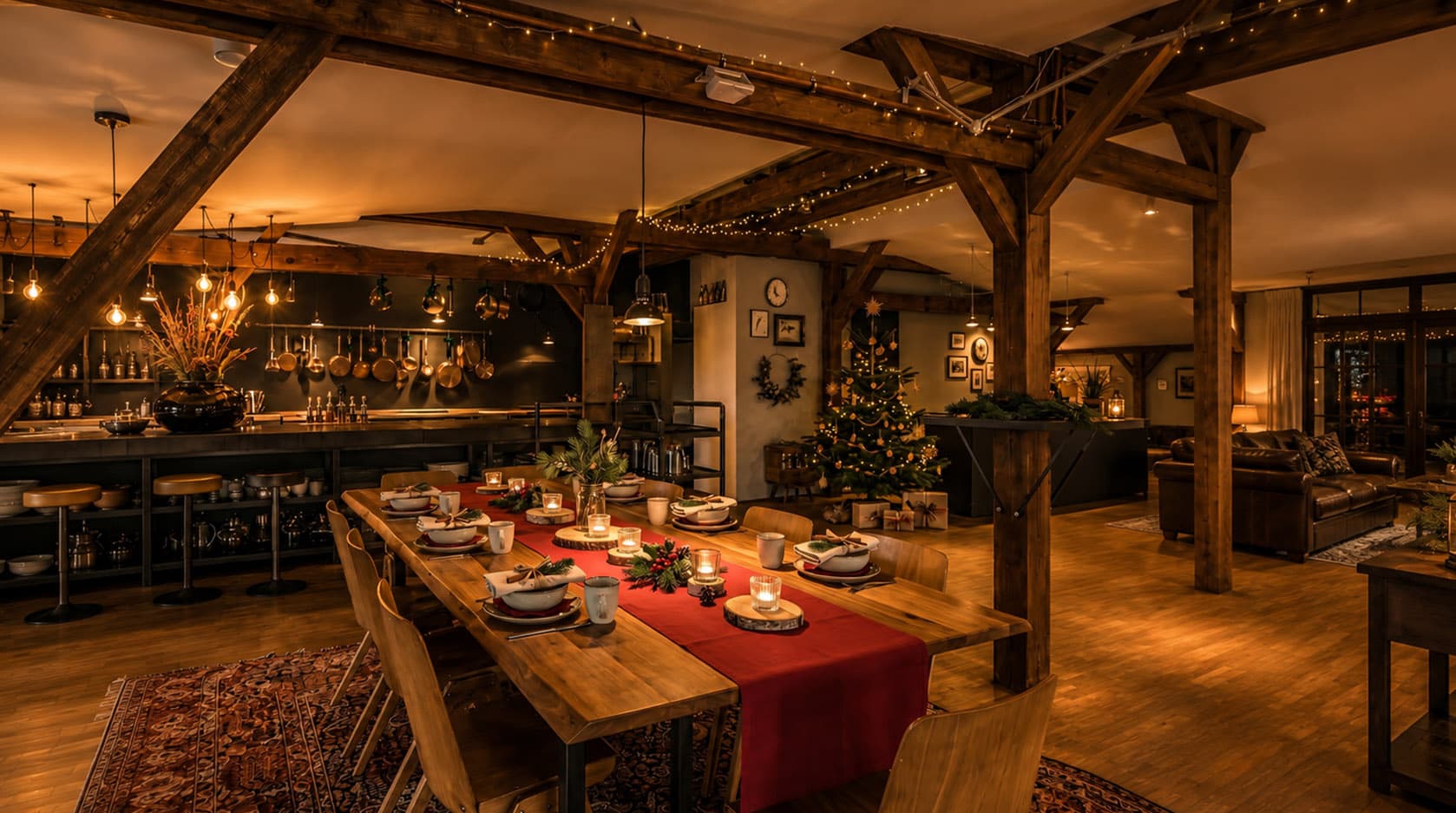 Weihnachtlich geschmückter Loft mit Christbaum, festlich gedeckter Tafel und Lichterketten