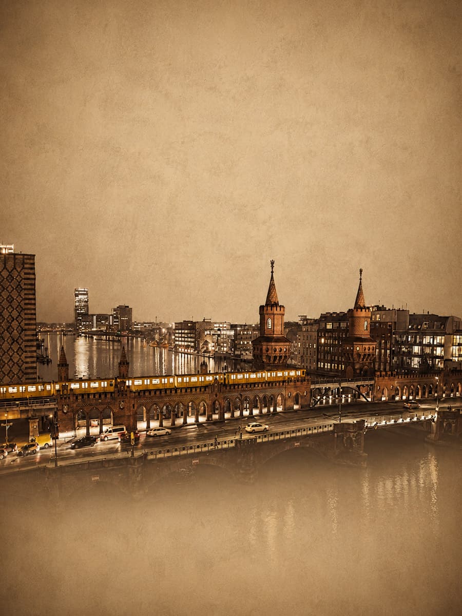 Berlin Roof Club bei Nacht, Blick über die Spree auf die Oberbaumbrücke
